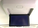 【後席モニター】家族や友人とお出かけする機会が多い方に大人気の後席モニターを装備!見やすい位置に画面がありテレビやDVDの視聴も快適!友達もお子様も、後席にしか乗らなくなるかも??
