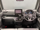 運転席周りになります。内装色はブラックです。