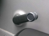 くるくるとハンドルを回して、エンジンを切った後や、万が一の際も電気に頼らず操作できるメリットがあります。