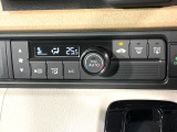 【オートエアコン】一度お好みの温度に設定すれば、車内の温度を検知し風量や温度を自動で調整。暑い&hellip;寒い&hellip;と何度もスイッチ操作をする必要はありません。快適な車内空間には必須の機能ですね♪