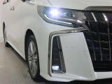 高輝度で点灯速度が速く、しかも消費電力の少ないLEDヘッドライトが装備されています!LEDの明るい光が走行中の視界の確保をサポートして、夜のドライブがより楽しく安全に運転できます♪