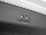 (パワーテールゲート)リアゲートの開閉が電動で出来ますのでお買い物の際などの負担軽減に繋がります。グレードにより開閉の制御が異なりますので、詳しくはスタッフまでお問い合わせ下さいませ。