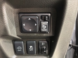 狭い駐車場で便利な電動格納ドアミラーが付いています。