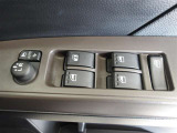 パワーウィンドウスイッチで運転席から全席の窓の開閉ができます。