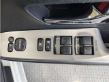パワーウィンドウのスイッチですよ。 運転席に居ながら窓を開け閉めのコントロールできますよ。 ロック機能で、子供がイタズラして窓を開けるという事も無くなりますよ。