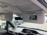 運転席にはミラー付きサンバイザーを装備☆