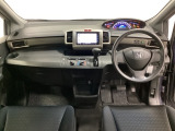 車内は光触媒抗菌消臭施工済です。インパネ周りはスタイリッシュなデザインです。グローブボックスやカップホルダーのほかにトレーなどたくさんの収納スペースが付いています。