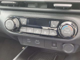 【オートエアコン】一度お好みの温度に設定すれば、車内の温度を検知し風量や温度を自動で調整。暑い&hellip;寒い&hellip;と何度もスイッチ操作をする必要はありません。快適な車内空間には必須の機能ですね♪