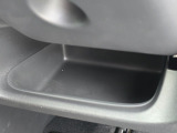 運転席周辺の収納も充実したドライバーズロアポケット。細かな使い勝手にも配慮されています。