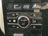 オートエアコンは温度を設定するだけで、自動で風量などを設定してくれます。運転しながら操作も必要ないので、安全性も向上します。