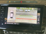 ギアをリバースに入れると車両後方の映像を映し出します。画面にはガイドラインが表示され、車庫入れや縦列駐車などの際に安全確認をサポートします。