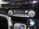 車内の室温を自動で一定に保ってくれる便利なオートエアコンが付いています。温度を設定するとクルマがエアコン噴出し温度を上げたり下げたり風量を変えたりしてくれるので運転に集中が出来ますよ。