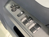 【電動格納ミラー】サイドミラーは電動格納式となっており、狭い駐車場でもキズがつくリスクを抑えられます。
