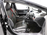 運転席・助手席ともシートヒータ&シートクーラーで、運転席はポジションメモリー付きパワーシートとなります。