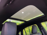 【大型サンルーフ】車内の解放感が一気に上がる大型のパノラマルーフ!季節を問わず開放的で快適なドライブをお楽しみいただけます。流通量も少なく希少価値の高い人気の装備です♪