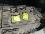 【パンク修理キット剤】こちらのお車にはパンク修理キット剤ついております♪