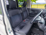 運転席のシートはホールド性に優れ疲れませんよ!