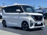 エマージェンシーブレーキ(衝突被害軽減ブレーキ)、フロントカメラが車両や歩行者を検知し警告音と共に衝突回避、軽減をアシストしてくれます。