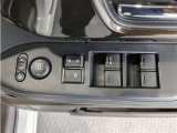 パワーウィンドウのスイッチですよ。 運転席に居ながら窓を開け閉めのコントロールできますよ。 ロック機能で、子供がイタズラして窓を開けるという事も無くなりますよ。