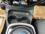 前席にドリンクホルダーが付いているので快適に運転できますね♪