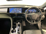 運転席周りのレイアウトをご覧ください。ナビゲーションが綺麗に装着されすっきり収まってますね!