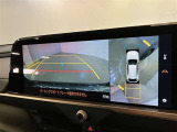 【パノラミックビューモニター&フロントビュー】見通しの悪い交差点やT字路などで車両前方と左右の状況確認をする為に車両上方と前方カメラからの映像を同時に表示するので周りがハッキリ確認でき安心です。