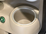 【ドリンクホルダー】ハンドルの右側にはドリンクホルダーが付いています。ちょうど手の届く所にありますので、とっても便利です♪