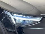 【LEDヘッドライト】明るく眩しいハイビームを先行車や対向車に照射しないオートハイビームを備えたLEDヘッドライト。北欧神話に登場するトールハンマーをモチーフにした、一目でボルボとわかるデザイン。
