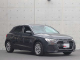 ・斜めからAudiを見るとプレス技術の高さを感じることができます。