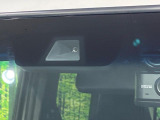 【ホンダセンシング】走行中に前方の車両等を認識し、衝突しそうな時は警報とブレーキで衝突回避と被害軽減をアシスト。より安全にドライブをお楽しみいただけます。