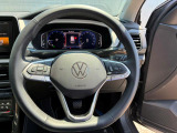 3スポークレザーステアリング。ステアリングの位置調整は上下だけでなく奥行き調整も可能です。運転席足元にはニー(ひざ)エアバッグが標準装備されています。