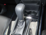 CX-30のシフトレバーです。MTモード付きの6ATで、しなやかな走りを支えます。また、足元にはフロアマットも装着済みです。