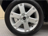 アルミホイール付き!「純正」なので車のデザインともマッチしています。お洒落は足元から。。。といいますから♪