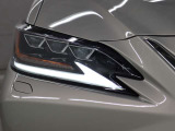 LEDヘッドランプにはアダプティブハイビームシステム「AHS」を採用。光検出カメラで車両検出をし、先行車や対向車に直接ハイビームを当てないように部分遮光します。