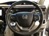 運転にかかわる様々な操作を安全に行えるように視点移動が少なく操作性に配慮されたスイッチ類が凝縮されたコクピットです。