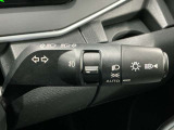 【オートライト】車のセンサーが周囲の明るさを感知し、自動でヘッドライトを点灯・消灯する機能です。この機能は夕暮れ時の交通事故が多い時間帯の安全性を高めてくれます。