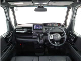 N-BOXの開放的な前方視界。フロントガラスが大きいので運転がしやすく疲れにくいです。また、全ての装備が適正配置されていて操作性に優れています。