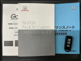 スマートキーは鍵をバッグに入れたままでもドアロックの開閉やエンジンのON・OFFができます。夜間や雨の日も鍵を探さなくて良いので便利です。