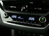 温度の感じ方は、個人差がありますね。運転席、助手席で独立して温度設定のできる左右独立温度コントロールのオートエアコン装備です。