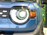 【LEDヘッドライト】悪天候や夜間走行時も良好な視界を確保し安心して運転できる高輝度LEDヘッドライトを装備!点灯速度が早く、消費電力も抑えられています。