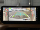 車両の側面にある死角をカメラで映し出し、車内のモニターに表示するシステムです。車両の側面は、ドアミラーや目視だけでは確認しづらい死角があるため、安全運転に役立ちます。