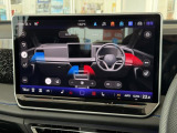 エアコン調整はセンターディスプレイで直感的に行えます。冬に大活躍のシートヒーターとステアリングヒーターも装備しています。