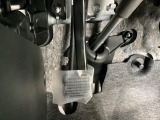パーキングブレーキはフット式なので運転席と助手席の間はすっきり、移動も楽々です。さっと手が届く位置にATセレクトレバーやエアコンスイッチなどがあり操作性に優れています