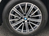 BMW純正17インチホイール。洗練されたデザインで、足元の個性を引き立てます。