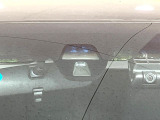 【シティブレーキアクティブシステム】低速走行中に前方の車両等を認識し、衝突しそうな時は警報とブレーキで衝突回避と被害軽減をアシスト。より安全にドライブをお楽しみいただけます。