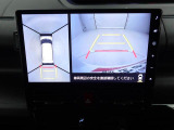 【パノラマモニター】上からの映像を表示。前後左右のカメラで合成し、運転席からの目視だけでは確認しにくい状況をリアルタイムで見晴らせます