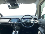 水平基調でスッキリとしたフロントビュー。広く見渡せて運転に安心をもたらします