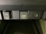 ハンドルの右下にETC2.0がついています。高速道路の料金所の通過も楽々です!。 カードの取り出しもしやすい場所についています。