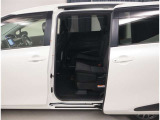 両側パワースライドドア付きだから、狭い駐車スペースなどでの 乗り降りラクラク!小さなお子さまのいるご家庭には嬉しい装備。