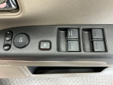 室内からミラーの開閉が可能な電動格納ミラー、全席パワーウインドウ付きです!
